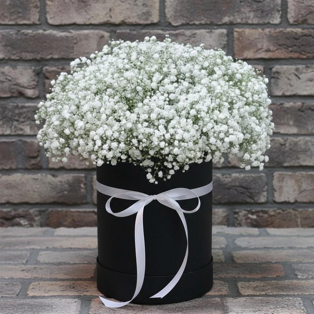 Цветочная композиция из Гипсофила в шляпной коробке в Иваново