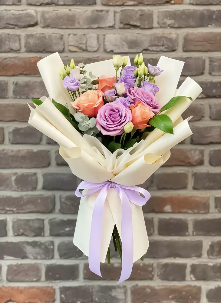 Букет цветов из: Лизиантусы и Розы в Иваново