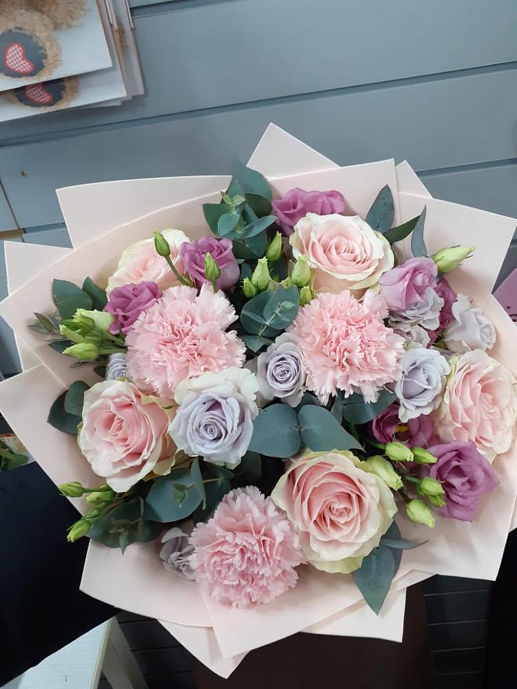 Букет цветов из: Розы, Гвоздики и Лизиантусы в Иваново